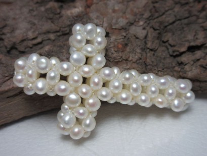 Kreuz aus Perlen