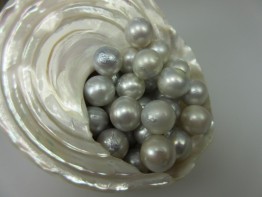 Naturfarbe: Silberhelle fast runde Südseeperle, ungebohrt 11mm