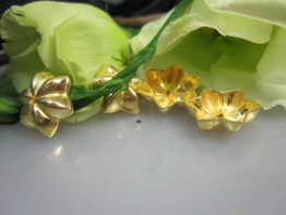 ZS505 -- Neu : 4 Kupfer vergoldet Perlkappen in Blütenform
