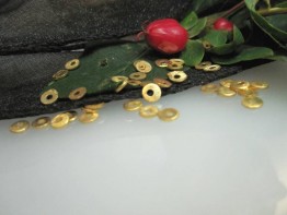 ZS558 -- Neu : 20 Stück gelochte Scheibe Kupfer vergoldet