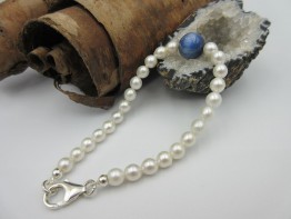 Perlenarmband mit Disthenkugel Länge 20cm