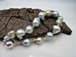 Perlenarmband mit silbernen Südseeperlen barock