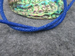 Rochenleder blau, Strang 4mm Länge 45cm