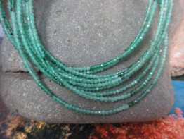 Smaragd mehrfarbig aus Kolumbien auf Stahl gefädelt Länge 42cm
