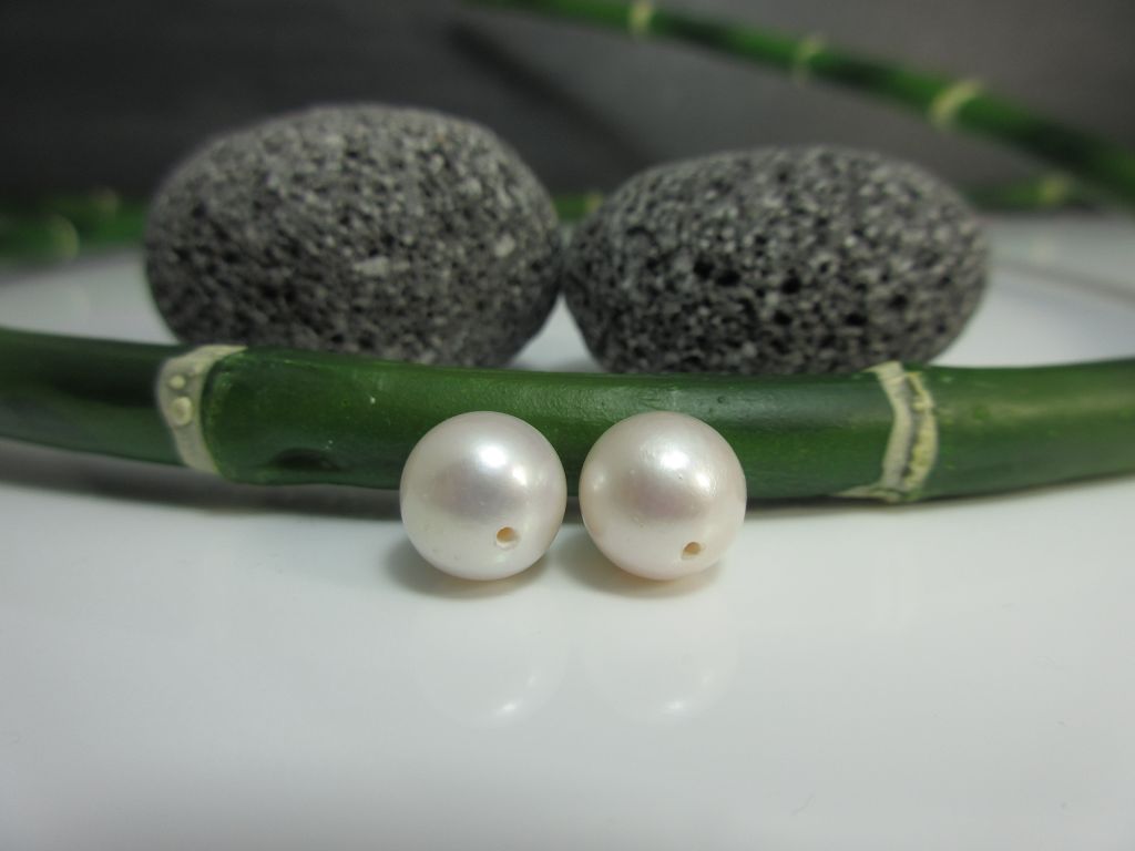Perlen für Ohrstecker 2 Stück angebohrt 7,5-8,0mm weiß AA 